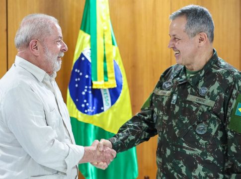 Presidente Luiz Inácio Lula da Silva cumprimenta o novo comandante do Exército, general Tomás Miguel Ribeiro Paiva
Presidente Luiz Inácio Lula da Silva cumprimenta o novo comandante do Exército, general Tomás Miguel Ribeiro Paiva. Foto: Ricardo Stuckert/ Palácio do Planalto
