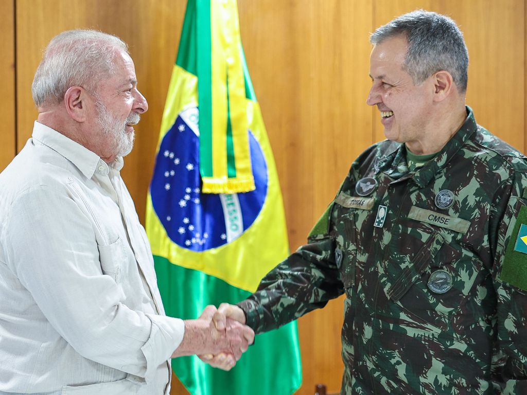 Presidente Luiz Inácio Lula da Silva cumprimenta o novo comandante do Exército, general Tomás Miguel Ribeiro Paiva
Presidente Luiz Inácio Lula da Silva cumprimenta o novo comandante do Exército, general Tomás Miguel Ribeiro Paiva. Foto: Ricardo Stuckert/ Palácio do Planalto