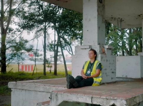 "O Estranho", de Flora Dias e Juruna Mallon, está entre os filmes brasileiros que serão exibidos em mostras paralelas FOTO: DIVULGAÇÃO