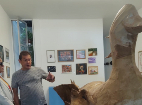 Marcelo Lobato prepara o mascote do bloco, o Pato de Máscara, idealizado por Vanilza Malcher. FOTO: divulgação