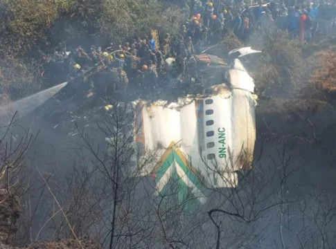 Pelo menos 68 pessoas morreram neste domingo (15) quando um voo doméstico caiu em Pokhara, no Nepal. Foto: Divulgação