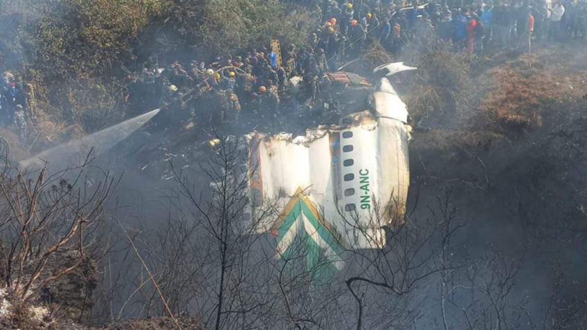 Pelo menos 68 pessoas morreram neste domingo (15) quando um voo doméstico caiu em Pokhara, no Nepal. Foto: Divulgação