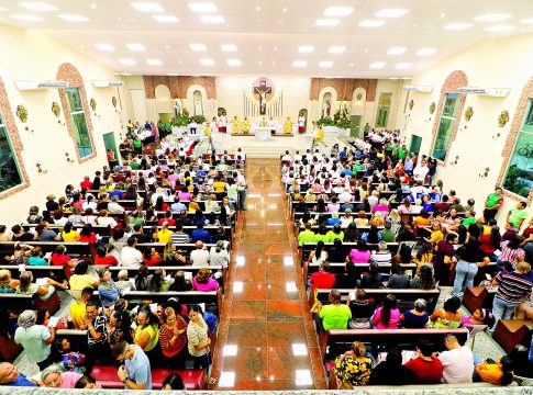 Dom Alberto Taveira, arcebispo metropolitano de Belém, presidiu a celebração, que reuniu e emocionou centenas de fiéis, na sede do templo sagrado, no bairro da Condor. Foto: Ricardo Amanajás / Diario do Pará