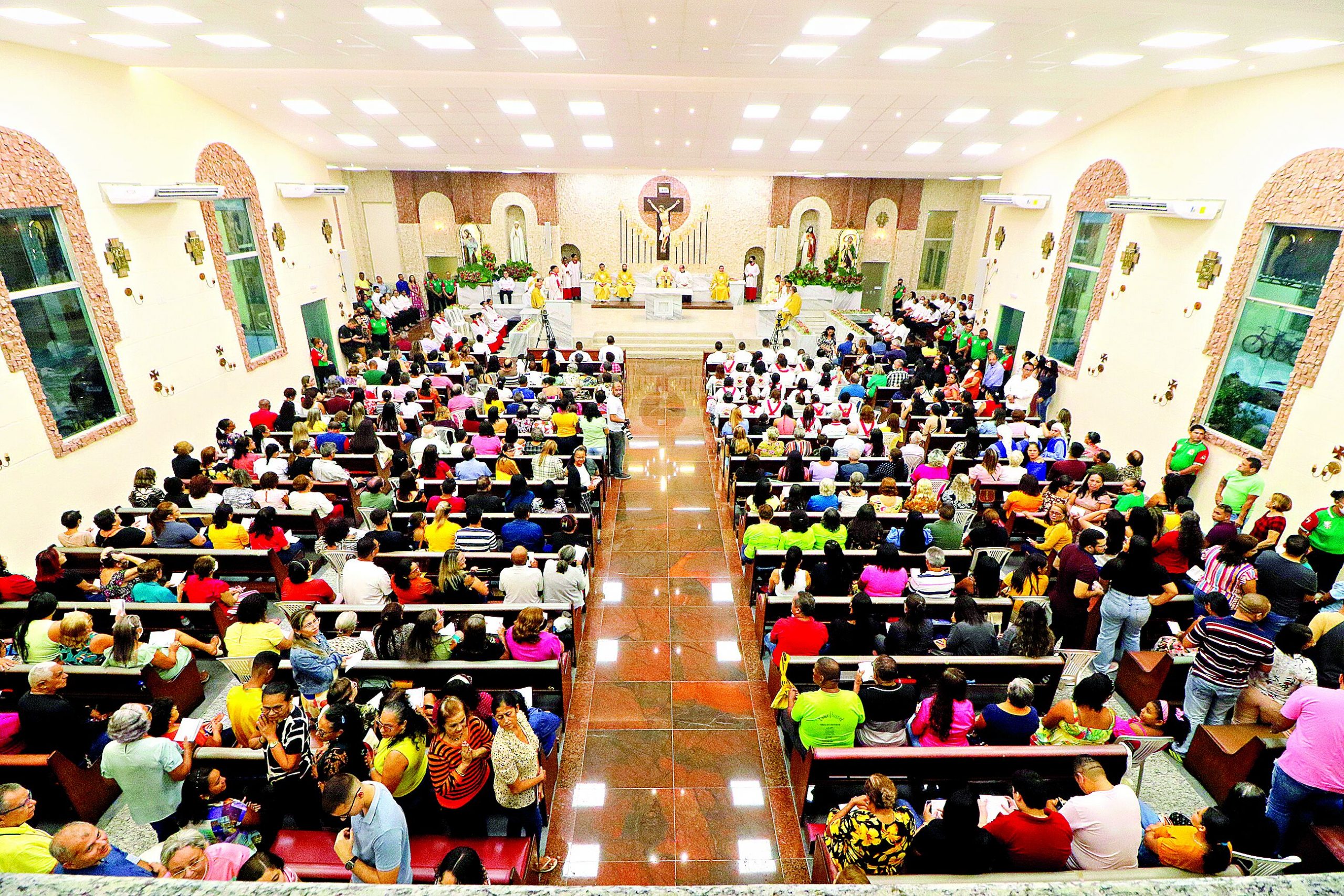 Dom Alberto Taveira, arcebispo metropolitano de Belém, presidiu a celebração, que reuniu e emocionou centenas de fiéis, na sede do templo sagrado, no bairro da Condor. Foto: Ricardo Amanajás / Diario do Pará