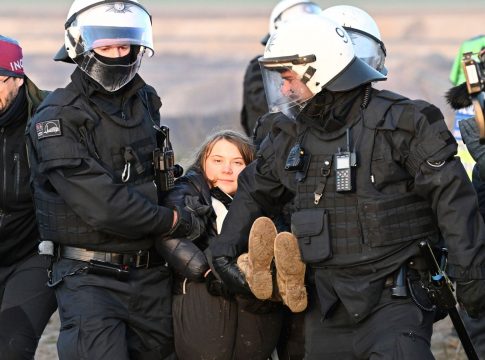 A ativista Greta Thunberg, de 20 anos, foi detida nesta terça-feira (17) na mina Garzweiler 2, localizada na cidade alemã de Luetzerath. Foto: Divulgação