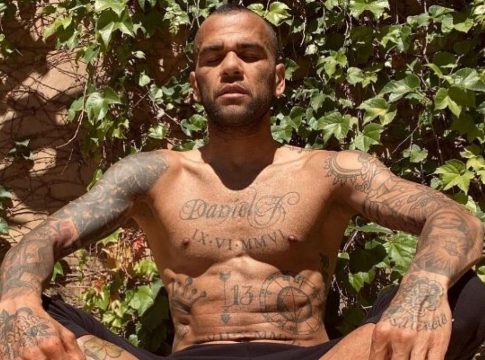 Alves havia sido inocentado após análise do caso, mas a promotoria espanhola entendeu que há elementos para contestar a decisão.