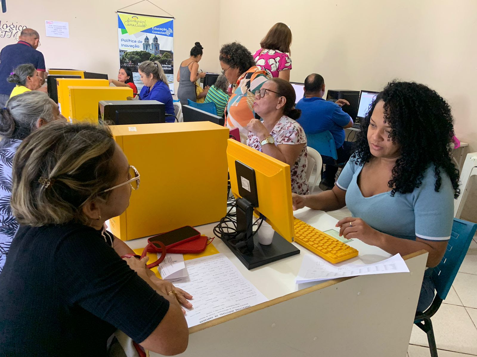 Servidores da Semed fazem o cadastro do processo de habilitação dos profissionais do magistério na escola do Parque da Cidade. Foto: Prefeitura de Santarém