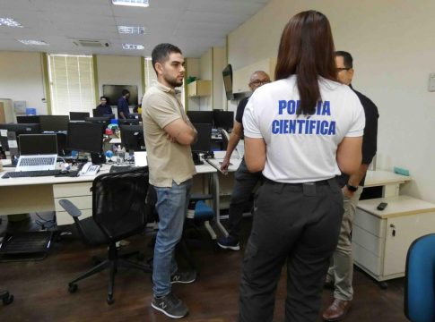 Peritos criminais trabalham na rede de computadores, em Belém, e nas instalações do TJ em Santa Izabel do Pará. Foto: Ascom / PCEPA