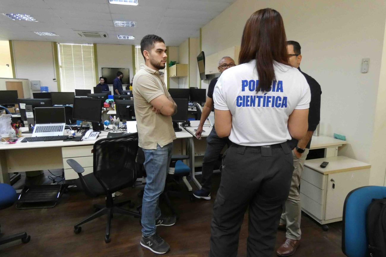 Peritos criminais trabalham na rede de computadores, em Belém, e nas instalações do TJ em Santa Izabel do Pará. Foto: Ascom / PCEPA