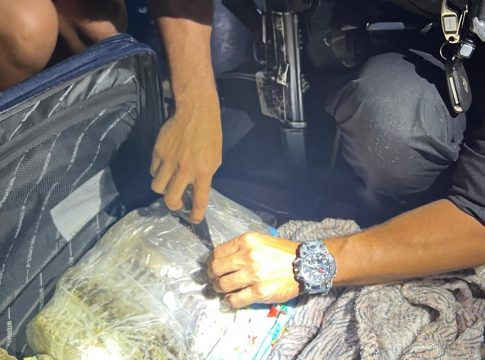 Há algum tempo a Polícia Civil investiga e monitora uma organização criminosa que atua em Marabá e em outros municípios do sudeste paraense.

A apreensão é resultado da primeira fase da "Operação Intercept", que investiga o tráfico de drogas nas rotas fluviais na região do Marajó, e do monitoramento de suspeitos, por meio da Superintendência Regional do Marajó Ocidental e Núcleo de Apoio à Inteligência de Breves, com apoio de delegacias especializadas no Atendimento à Mulher (Deam) e à Criança e ao Adolescente (Data).

De acordo com as investigações conduzidas por policiais civis, a embarcação saiu da cidade de Manaus, capital do Amazonas, com destino a Belém. Todo o material apreendido será analisado, e os trabalhos prosseguirão com o objetivo de esclarecer as circunstâncias dos crimes e identificar outros envolvidos.

Em suas redes sociais, o governador Helder Barbalho parabenizou a Polícia Civil por, "mais uma vez, garantir a segurança da nossa população". Em menos de uma semana, essa foi a segunda grande apreensão de drogas em rios do Pará, resultantes do trabalho da Polícia Civil. Foto: Divulgação