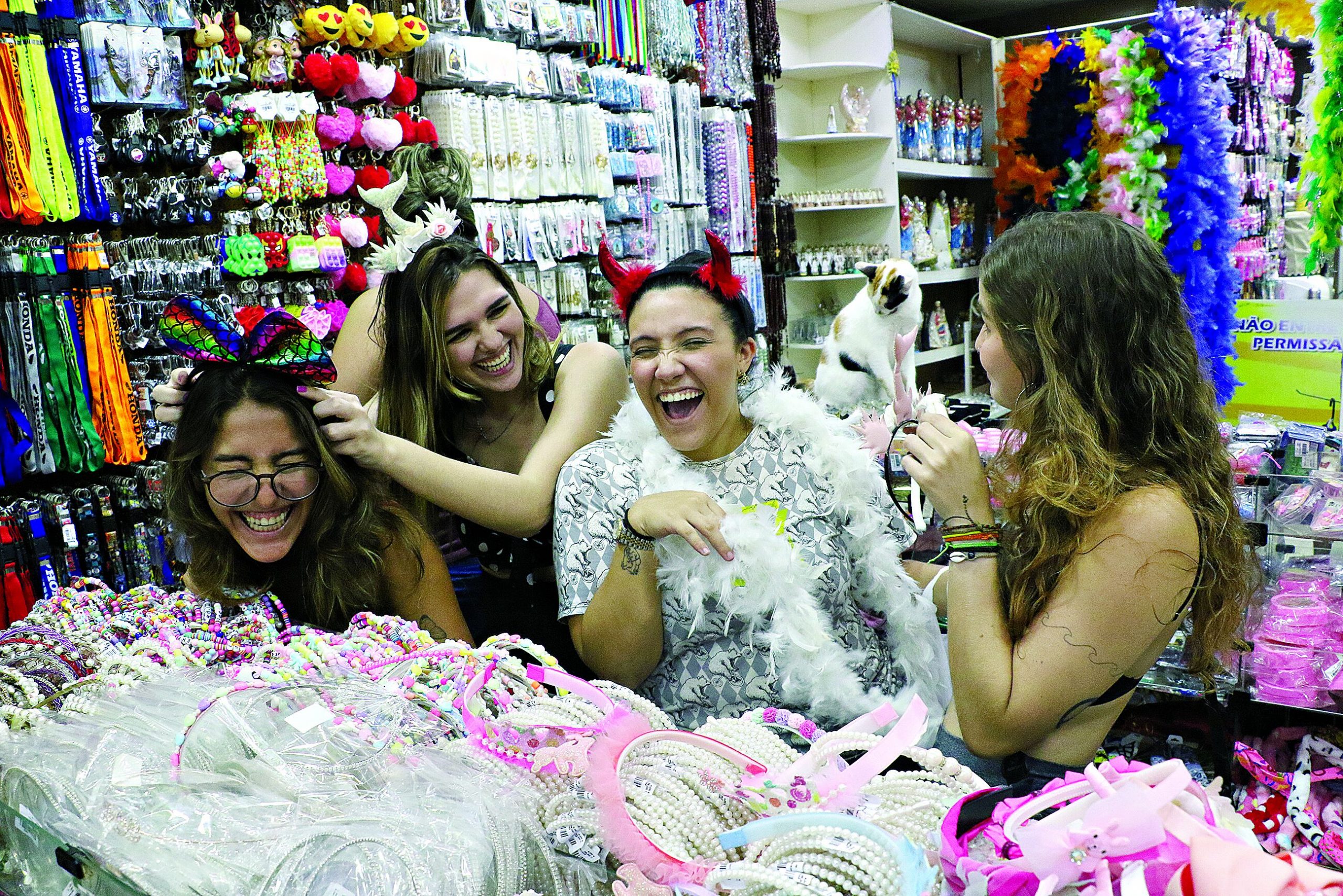 A maioria das jovens quer o mesmo penteado ou o traje de Wandinha, mas também há uma imensa variedade de fantasias disponíveis.
Foto: Wagner Almeida / Diário do Pará.