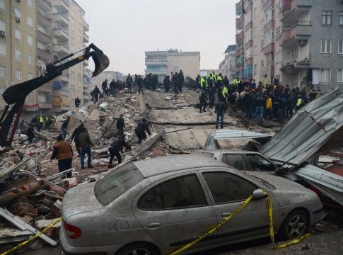 Pelo menos 2.316 pessoas morreram na Turquia, de acordo com a agência de desastres turca, no pior evento do tipo no país desde 1939. Já na Síria, o regime de Bashar al-Assad somou 1.300 mortos até aqui. Foto: Divulgação