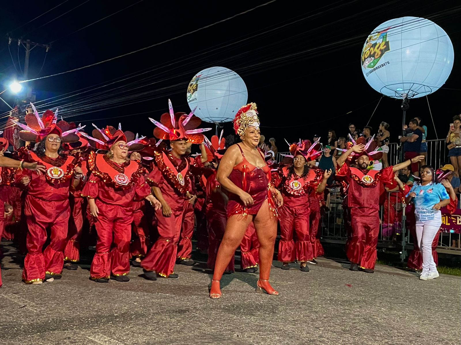 Com fantasias coloridas e muita alegria, os blocos carnavalescos e agremiações desfilaram na avenida do samba, em Icoaraci, na noite desta segunda-feira (20). Foto: Michel Jorge