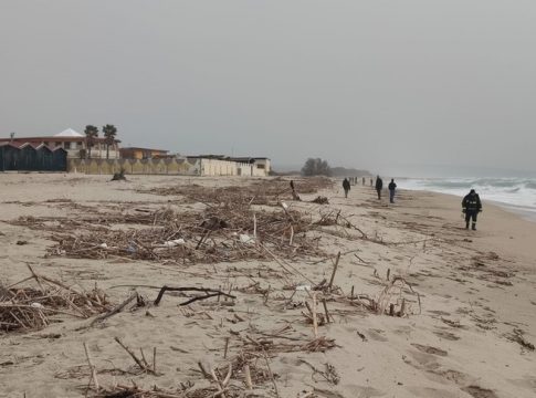 Ao menos 45 pessoas, incluindo um bebê, morreram neste domingo (26) após uma embarcação com migrantes naufragar. Foto: Divulgação