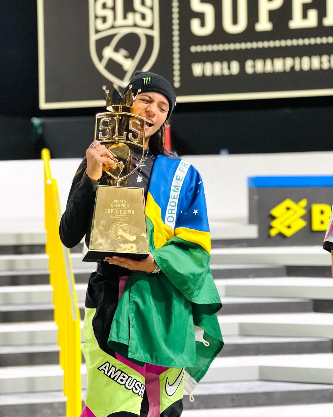 Rayssa Leal é campeã mundial de skate street! Aos 15 anos, ela ganhou neste domingo (5), o Mundial de Sharjah, nos Emirados Árabes. Foto: Divulgação Rayssa Leal é campeã mundial de skate street! Aos 15 anos, ela ganhou neste domingo (5), o Mundial de Sharjah, nos Emirados Árabes. Foto: Divulgação