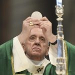 Entenda a situação de saúde do Papa Francisco e suas implicações para o Vaticano após o diagnóstico de pneumonia dupla.