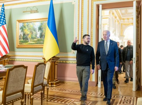 Biden é recebido pelo presidente da Ucrânia, Volodymyr Zelensky. Foto: Official White House Photo by Adam Schultz
