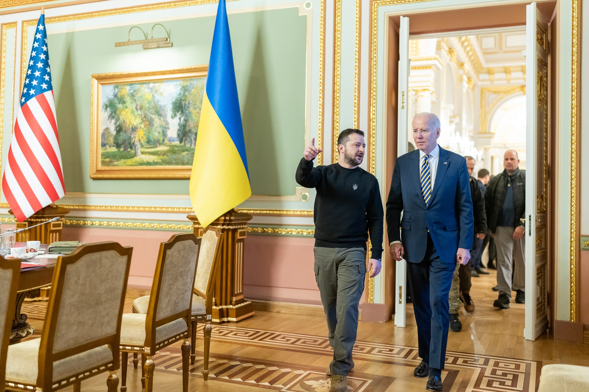 Biden é recebido pelo presidente da Ucrânia, Volodymyr Zelensky. Foto: Official White House Photo by Adam Schultz