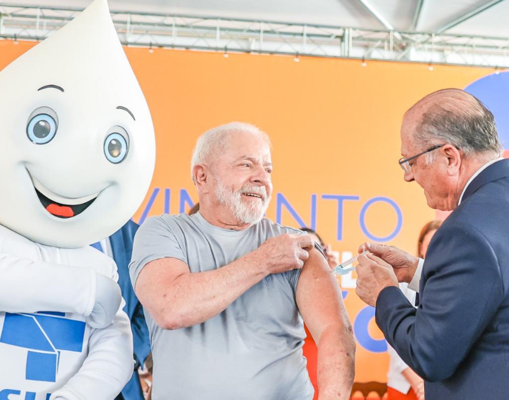 O presidente Luiz Inácio Lula da Silva (PT) foi vacinado, nesta segunda-feira (27), pelo vice-presidente Geraldo Alckmin. Ele recebeu a dose bivalente contra Covid. Foto:  Ricardo Stuckert