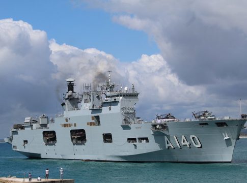 Com a chegada do navio, será possível criar uma estrutura que reforçará o atendimento médico aos desabrigados. Foto: Marinha do Brasil
