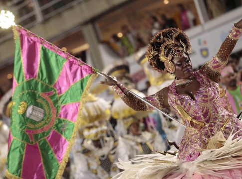 Aos gritos de 'é campeã', a Mangueira encerrou a madrugada deste domingo (20) do primeiro dia do Grupo Especial na Sapucaí, com o cortejo do público a seguindo. Foto: Gabriel Monteiro/Riotur