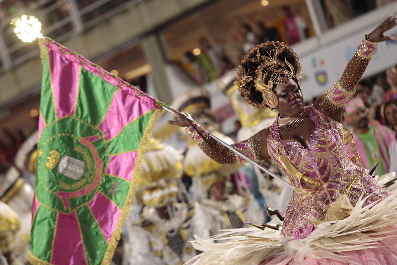 Aos gritos de 'é campeã', a Mangueira encerrou a madrugada deste domingo (20) do primeiro dia do Grupo Especial na Sapucaí, com o cortejo do público a seguindo. Foto: Gabriel Monteiro/Riotur