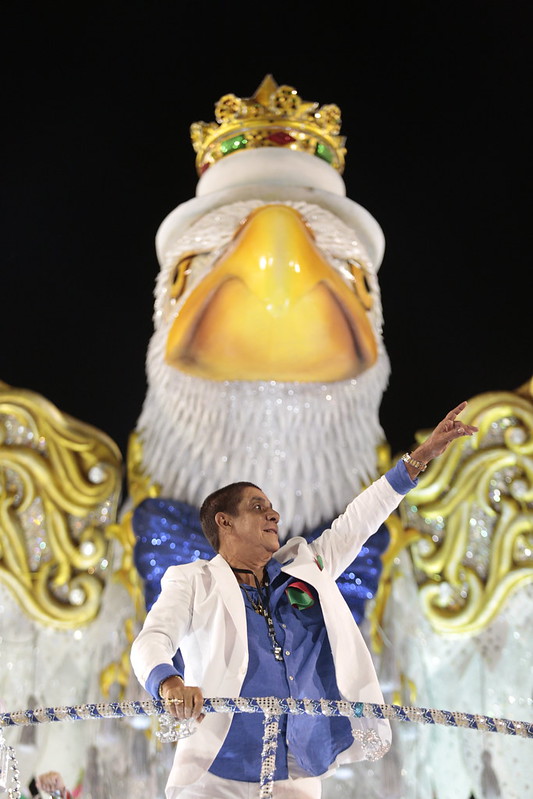 Em busca do bicampeonato, a Grande Rio faz um desfile de grandiosidade na noite deste domingo (19), com carros alegóricos altos e fantasias bem acabadas no enredo sobre Zeca Pagodinho. Foto: Gabriel Monteiro/Riotur