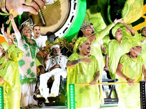 Os familiares mais próximos de Arlindo Cruz foram às redes sociais na tarde desta quarta-feira (23) para desmentir boatos de que o sambista teria morrido