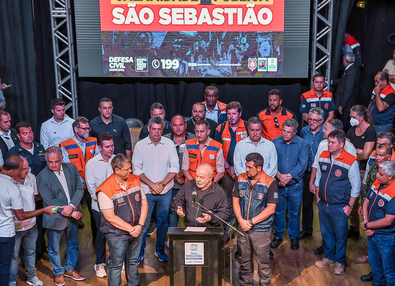 Lula e comitiva durante visita a São Sebastião, castigada pelas chuvas. Foto: Ricardo Stuckert/PR

