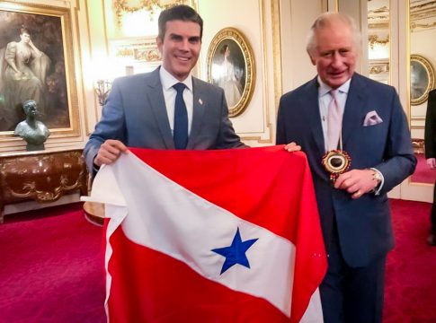 Helder e o Rei Charles III. Foto: Divulgação