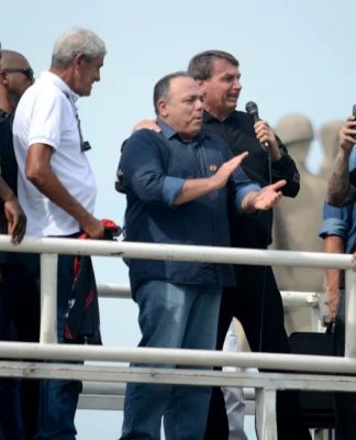 Pazuello infringiu regulamento do Exército ao participar de ato político ao lado do então presidente Jair Bolsonaro (PL)