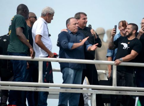 Pazuello infringiu regulamento do Exército ao participar de ato político ao lado do então presidente Jair Bolsonaro (PL)