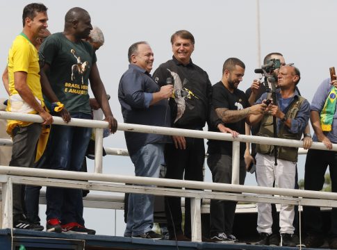 General ministro Pazuello escapou de punição por participar de ato político ao lado do presidente Jair Bolsonaro em maio de 2021, quando subiu em palanque ao lado do presidente após passeio de moto com apoiadores no Rio