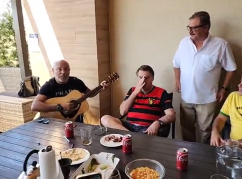 Direto dos Estados Unidos, onde está desde o final do ano passado, Bolsonaro aparece na live ao lado do cantor e do ex-presidente da Caixa Pedro Duarte Guimarães, que foi dispensado do cargo após ser acusado de assédio sexual. Foto: Reprodução