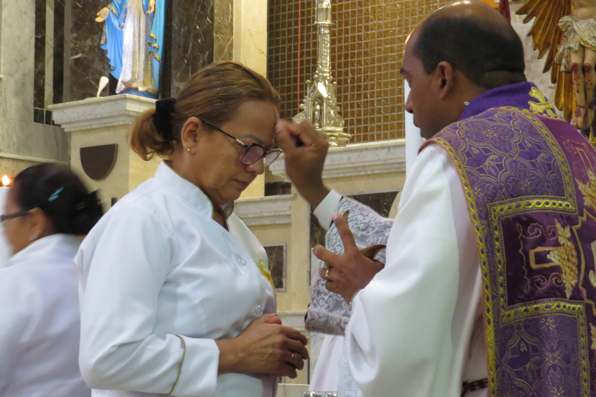 O rito da missa de imposição das Cinzas relembra os cristãos sobre a origem e fim da vida humana. Foto: Arquidiocese de Belém/divulgação