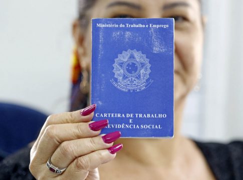 O Dia do Trabalho, comemorado em 1º de maio, é um feriado nacional que reconhece as lutas e conquistas dos trabalhadores ao longo da história.