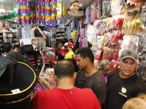Busca por adereços e artigos carnavalescos está intensa e vai garantir um ótimo mês para as lojas. Foto: Ricardo Amanajás / Diário do Pará