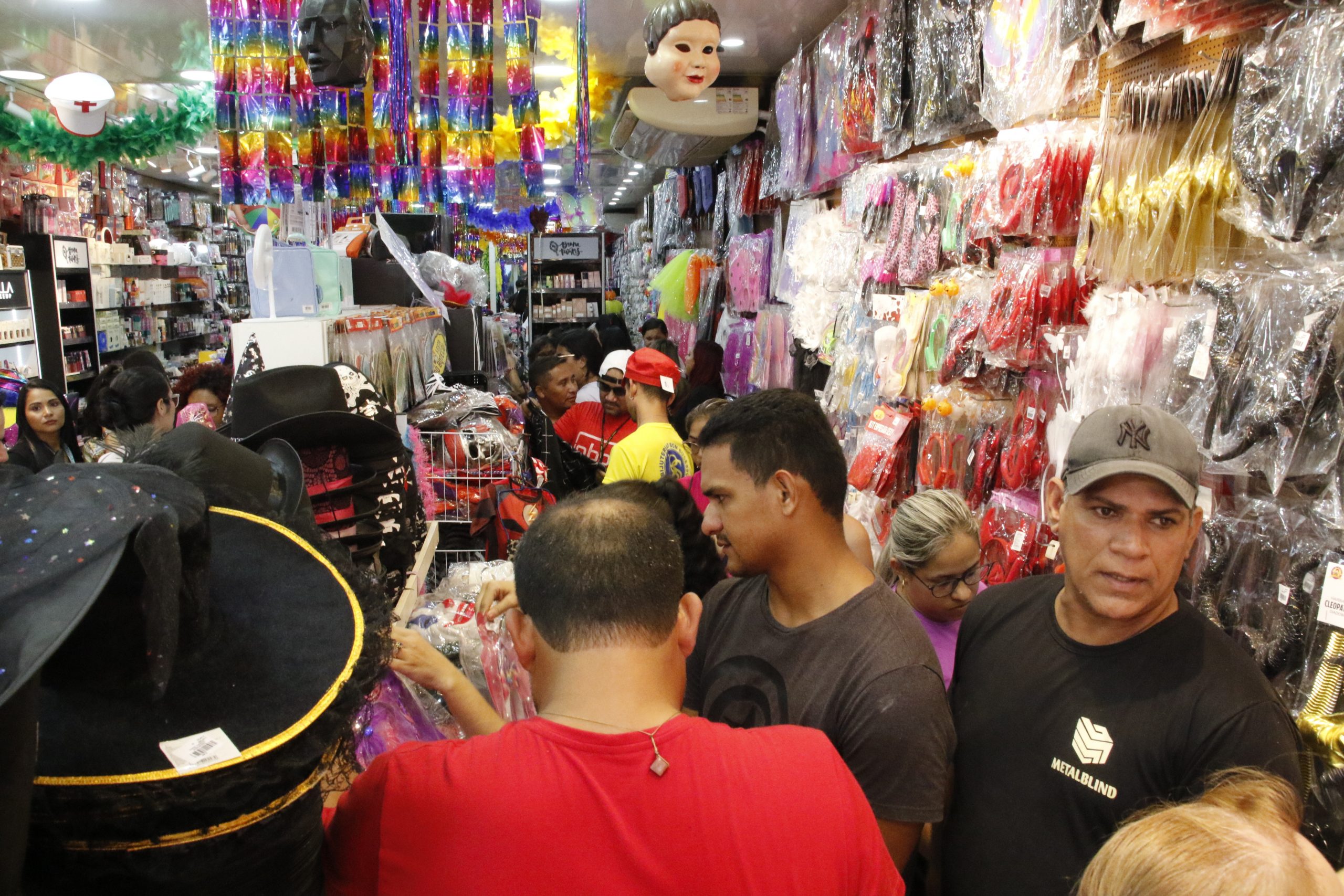 Busca por adereços e artigos carnavalescos está intensa e vai garantir um ótimo mês para as lojas. Foto: Ricardo Amanajás / Diário do Pará