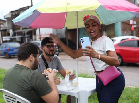 Amandinha Silva viu a fama surgir com a venda de hot dog e outros lanches, na esquina de onde mora, na Rua dos Caripunas. Foto: Wagner Almeida / Diário do Pará.