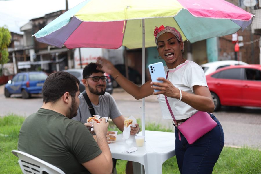 Amandinha Silva viu a fama surgir com a venda de hot dog e outros lanches, na esquina de onde mora, na Rua dos Caripunas. Foto: Wagner Almeida / Diário do Pará.