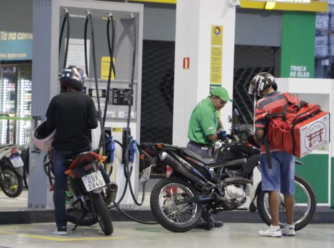 Postos de combustíveis da capital registram queda média de R$ 0,10 no valor do produto-FOTOS ANTONIO MELO