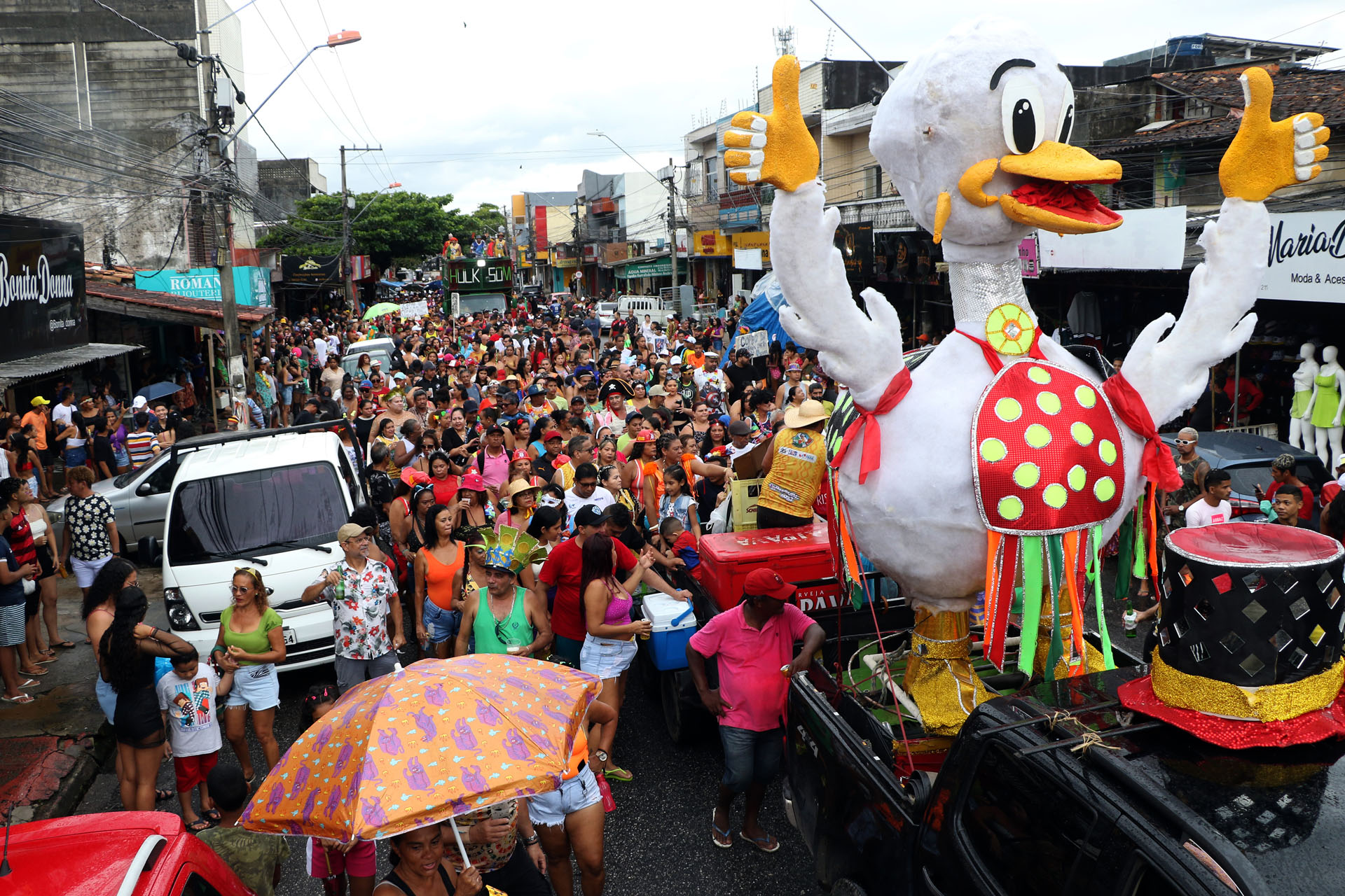 Quem não cansou da folia e quis estender a brincadeira na quarta-feira (22) de cinzas, encontrou no bairro do Guamá o lugar certo para fechar com chave de ouro a maratona carnavalesca. Foto: celso Rodrigues/ Diário do Pará.