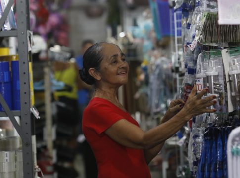 MARIA EURITICE, 61 ANOS, VENDEDORA.   Foto: Wagner Almeida / Diário do Pará.