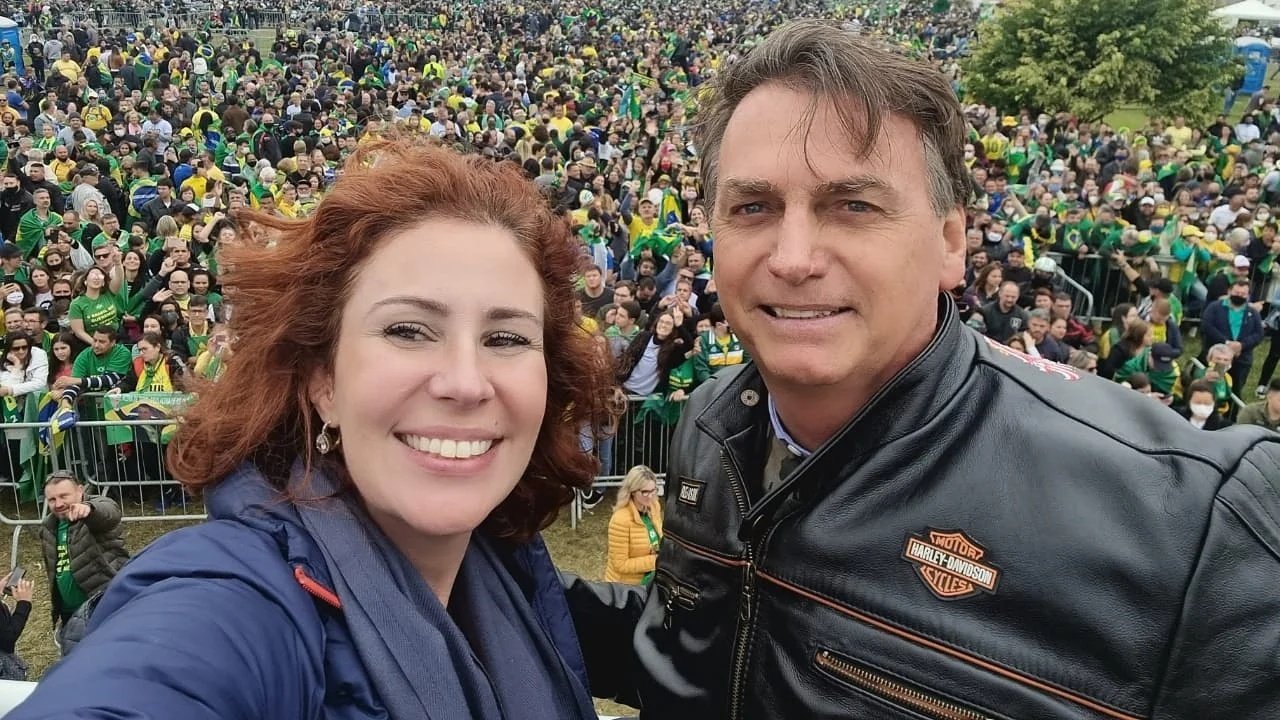 Bolsonaro disse acreditar que a parlamentar fez um acordo com o ministro do Supremo Tribuna Federal (STF) Alexandre de Moraes para retornar às redes sociais e se ver livre da ameaça de ser presa. Foto: Divulgação