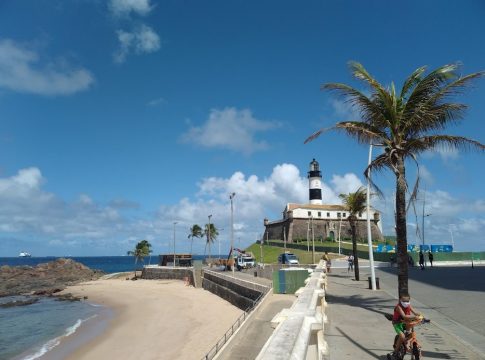  Farol da Barra, a balaustrada e os coqueiros da Avenida Oceânica. Foto: Luiz Octávio Lucas