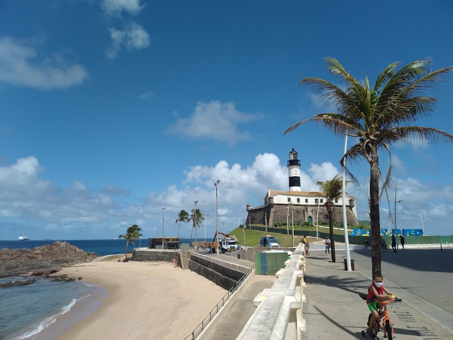  Farol da Barra, a balaustrada e os coqueiros da Avenida Oceânica. Foto: Luiz Octávio Lucas