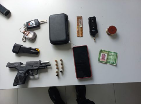 Com o agressor foi encontrada e apreendida uma pistola G3X 9mm com sete munições intactas e duas deflagradas, um pacote contendo 475 gramas de cocaína e um dichavador de maconha. Foto: Divulgação