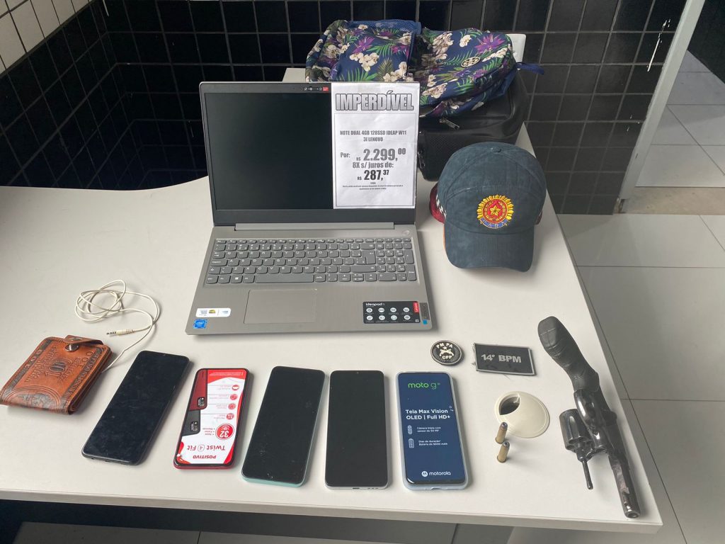 Material apreendido com a dupla de criminosos. Foto: divulgação Material apreendido com a dupla de criminosos. Foto: divulgação