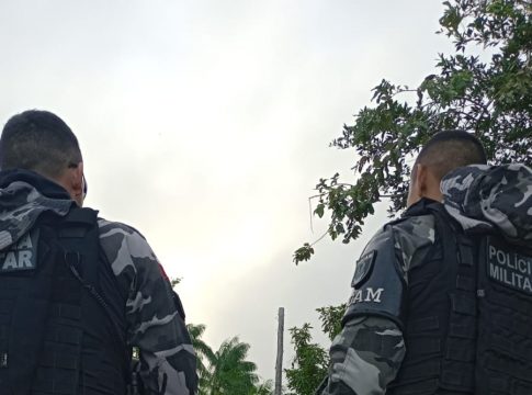 Os policiais foram até as casas dos dois homens e encontraram os suspeitos, a mãe, além de uma arma de fogo, quatro munições, estojos vazios, um frasco com pólvora e duas armas brancas.  Foto: PMPA