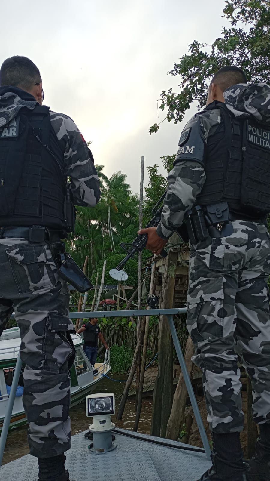 Os policiais foram até as casas dos dois homens e encontraram os suspeitos, a mãe, além de uma arma de fogo, quatro munições, estojos vazios, um frasco com pólvora e duas armas brancas.  Foto: PMPA